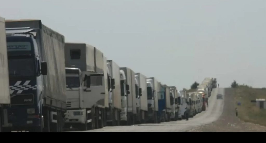 На границе Казахстана и Кыргызстана образовалась большая очередь из 400 грузовиков