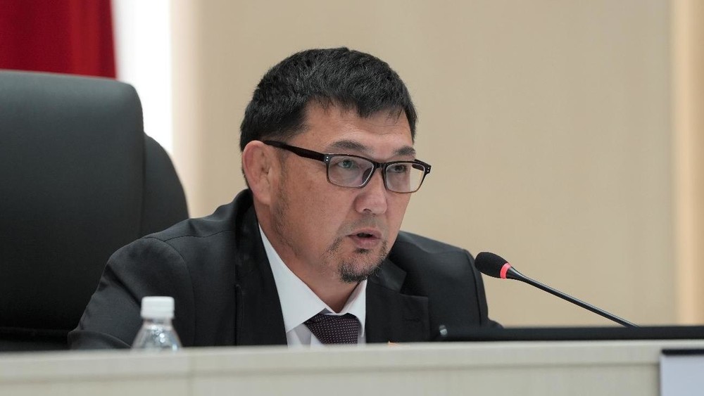 Депутат Алтынбек Кылычбаев озвучил проблемы жителей мкр Дача: пожары на полигоне, статус земли и смог