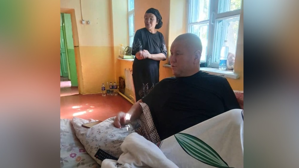 Мужчина, пострадавший в ДТП, два месяца проживает в заброшенном детском саду Чуйской области