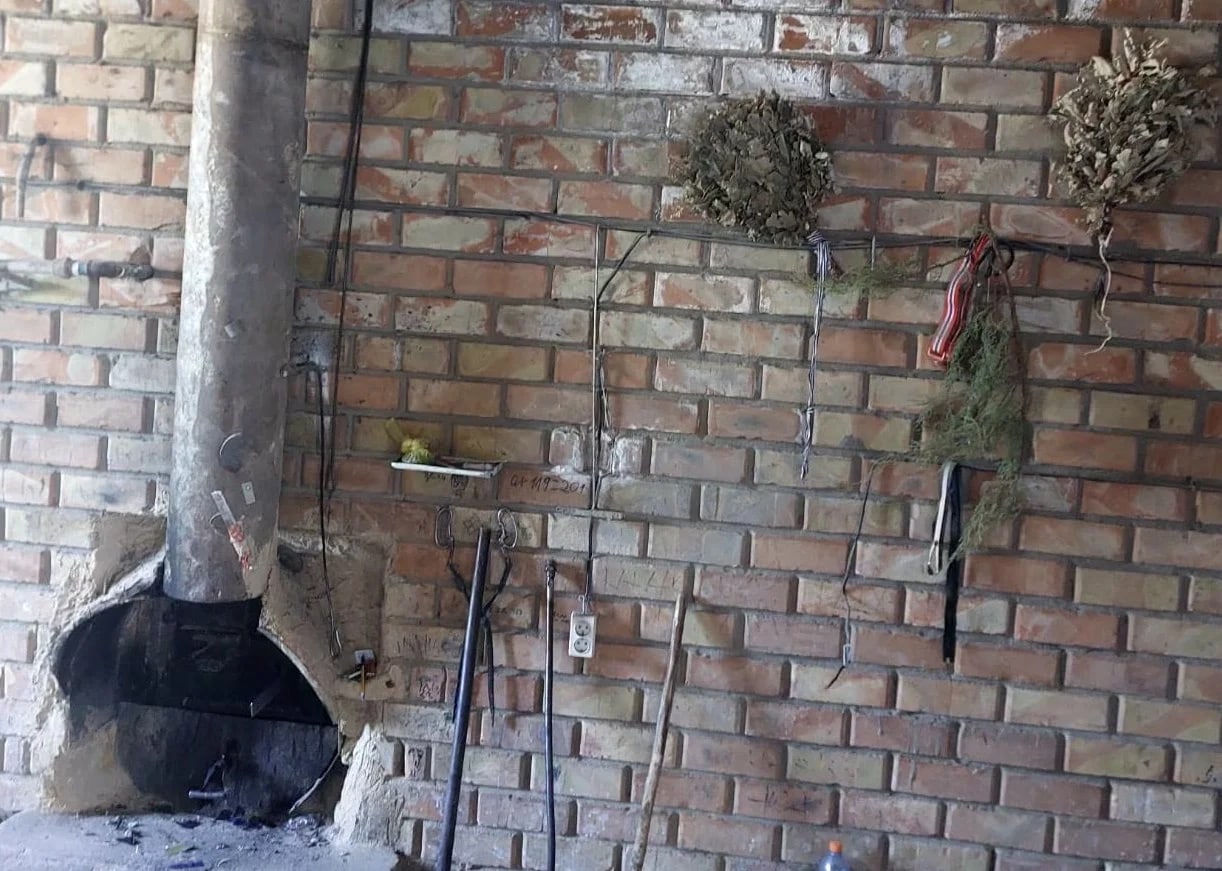 В Петровке зафиксировали несанкционированное сжигание швейных отходов на территории бани