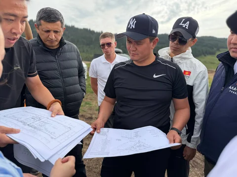 Министр строительства проинспектировал объекты в Караколе: от музея до спортивного городка