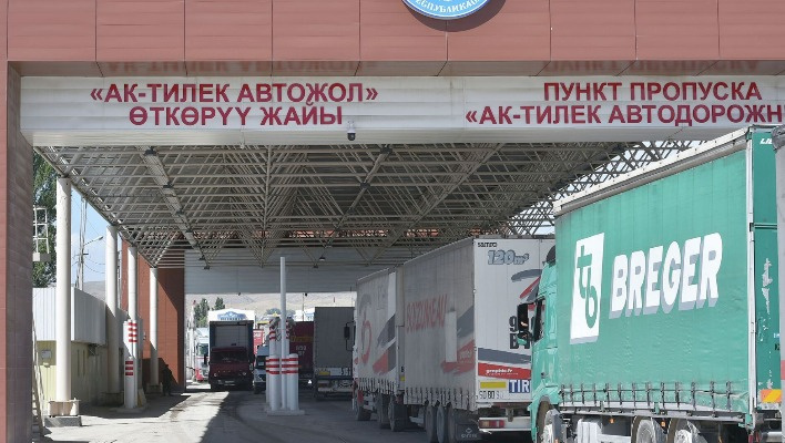 На КПП «Ак-Тилек» в Чуйской области задержаны сотрудники пограничной и налоговой служб