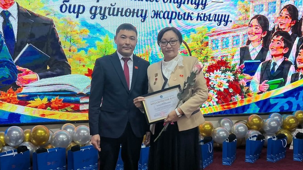 Ат-Башы айылында билим берүү кызматкерлеринин кесиптик майрамы чоң кутму менен белгиленди