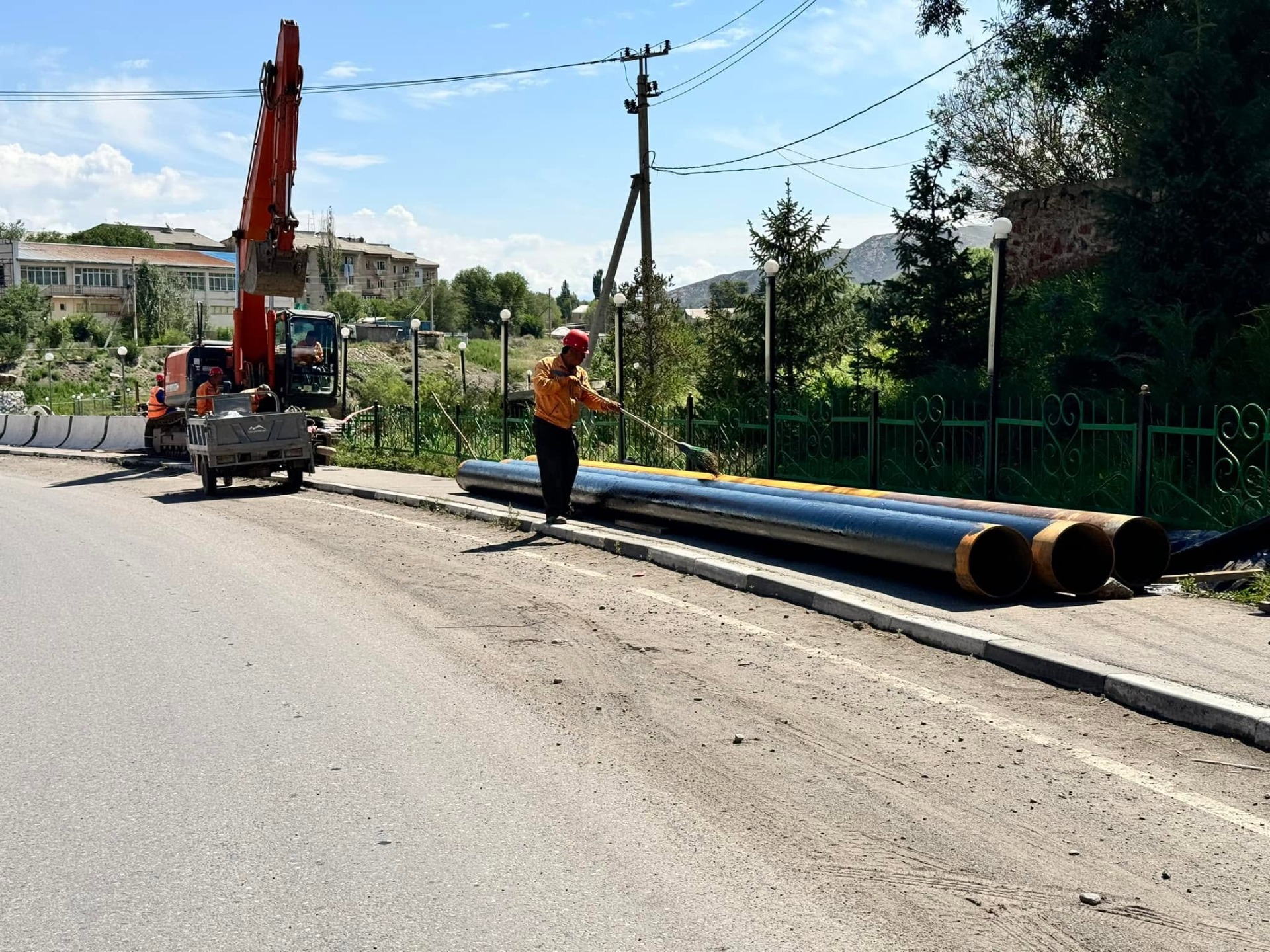 Нарын шаарында Бишкек — Нарын — Торугарт трассасы эки күн бойдуна бөлөк багытта жүрөт