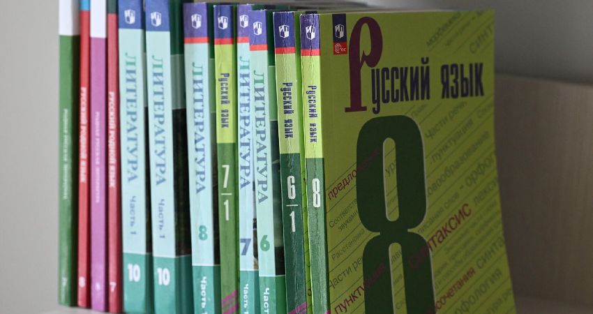 В Кыргызстане начали проверку продажи учебников, предназначенных для школ