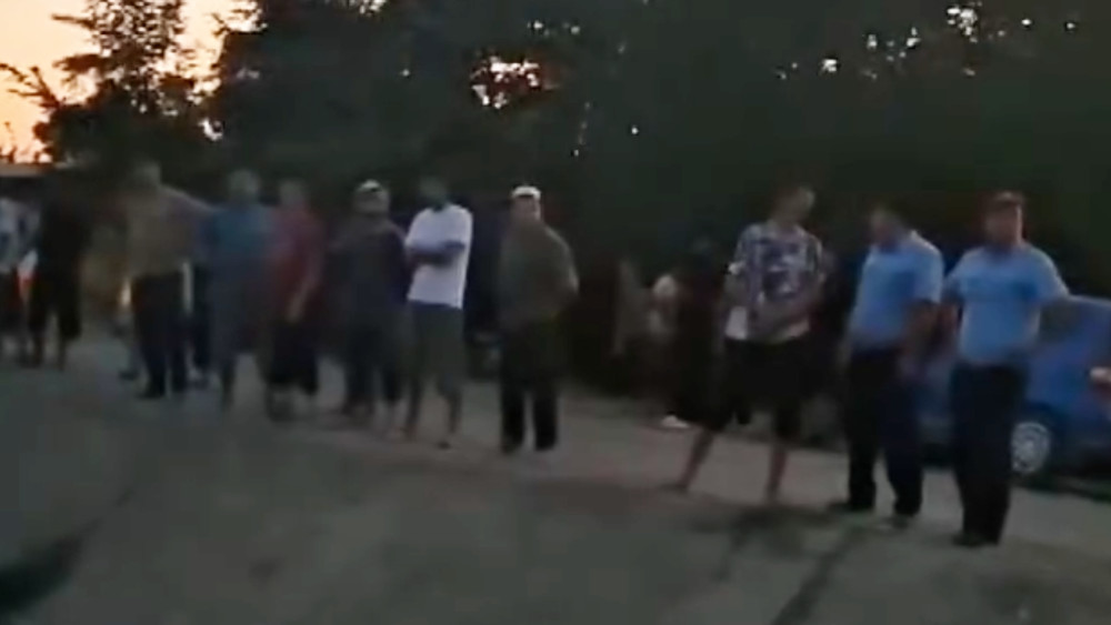 Автомобиль упал в Ферганский канал в Араванском районе: одного юношу спасли живым