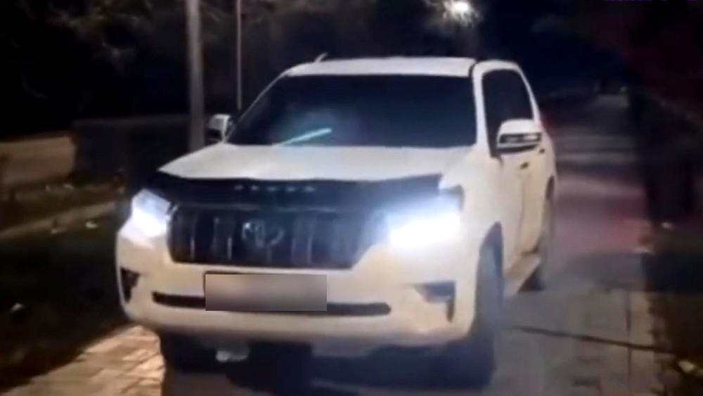 Караколдо Toyota Land Cruiser айдоочусузу пешедер аллеясында жүргөнү үчүн айыпталды