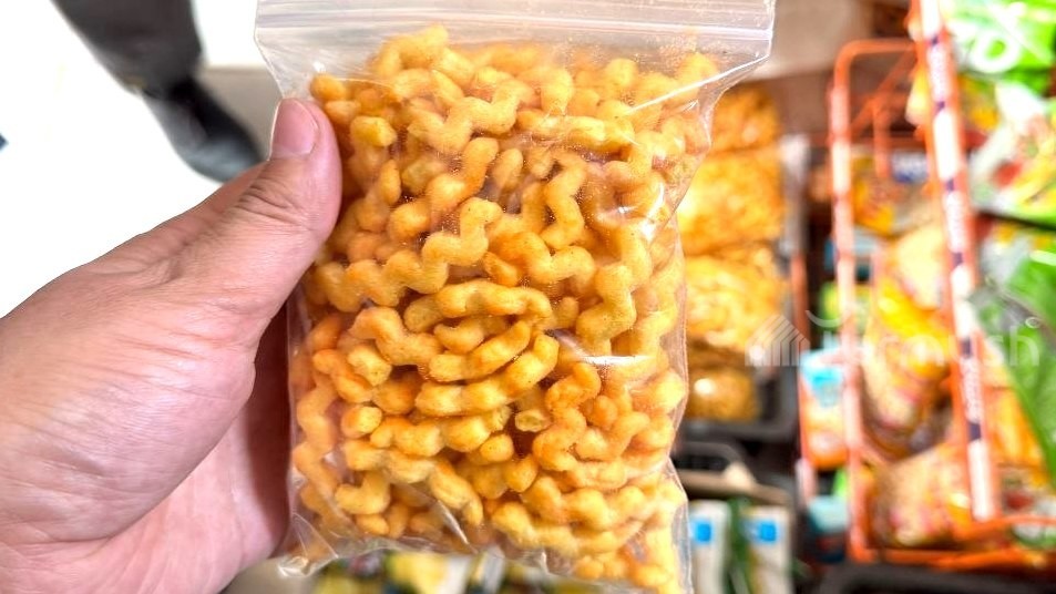 В Кара-Куле провели проверки продуктов питания возле школ: изъяли несертифицированные товары