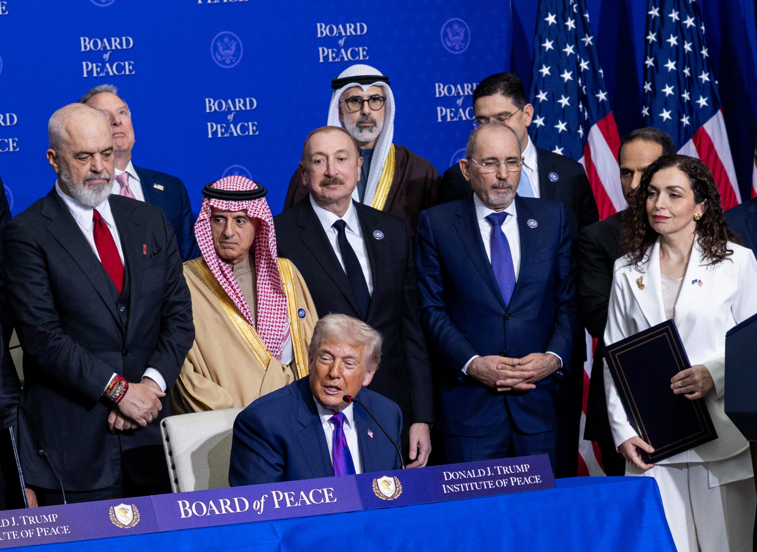 Трамптын «Тынчтык кеңеши» Газаны туруктуу калыбына келтирүүдөн убактылуу лагерьлерди түзүүгө өттү