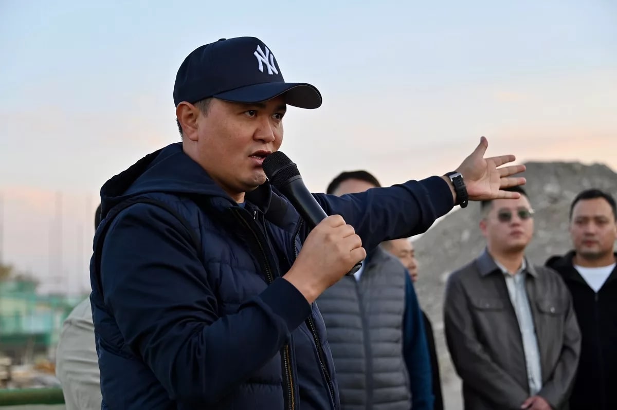 Министр Орунтаев «Кудайберген» кесиптешилери менен жолугушуп, курулуштун жүрүшү жана баасы тууралуу маалымат берди