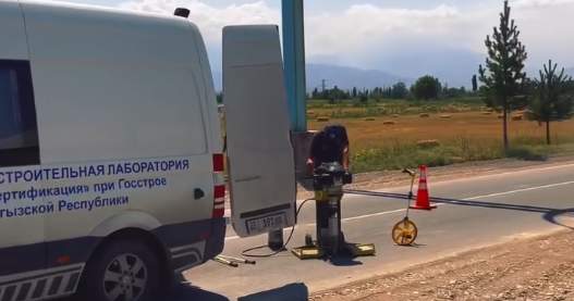 В селе Ак-Бешим провели проверку качества асфальтобетонного покрытия автодороги