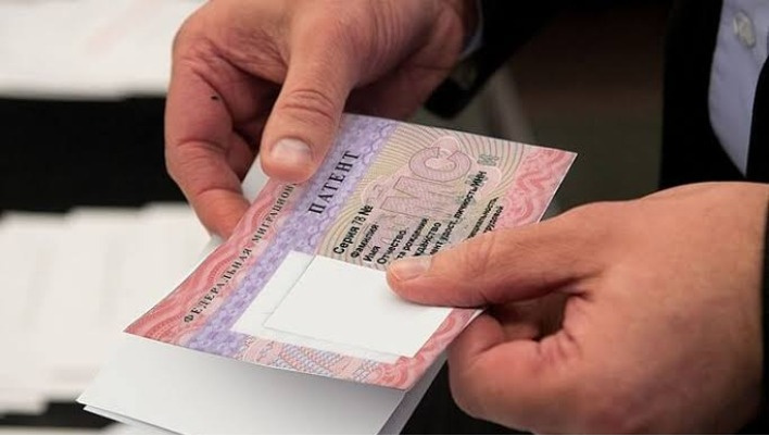 Орусияда мигранттардын патенттери төлөбөөчүлүктөн улам автомат таанылып жокко чыгарылат