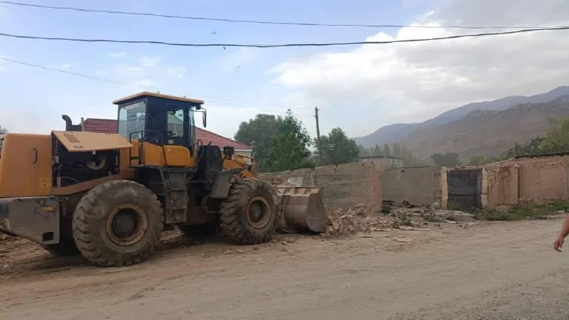 В Нарыне ликвидировали самовольные постройки: освободили более 3,4 тыс. кв. метров земли
