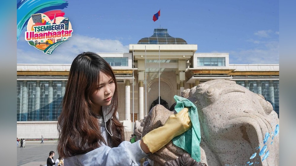 Улаанбаатардагы борбордук аянтты 200дөн ашык волонтер тазалады